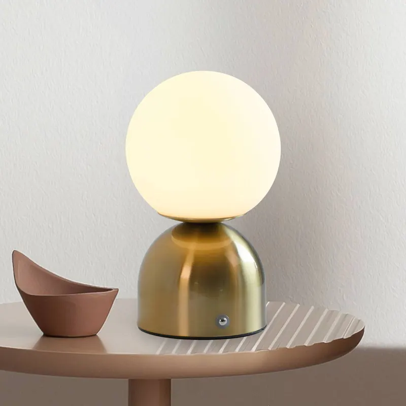Lampa stołowa LED na akumulator RUDI, złota, wysokość 20 cm, CCT, regulacja