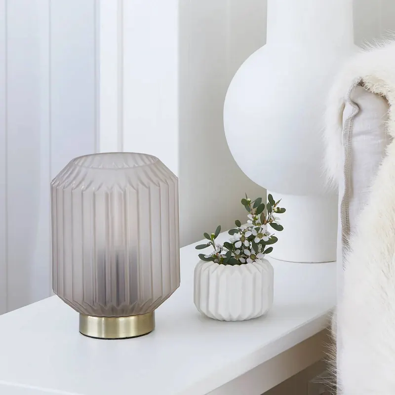 Lampa stołowa Beacon Clancy, biały szklany klosz, wysokość 17 cm