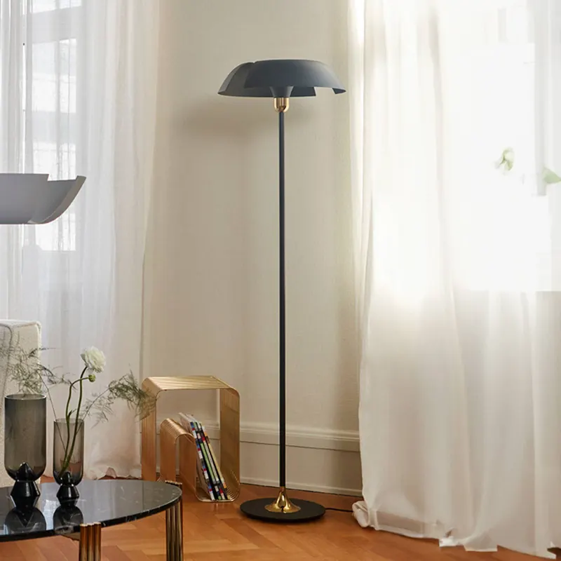 Lampa stojąca AYTM Cycnus, czarny, żelazo, wysokość 160 cm, E27
