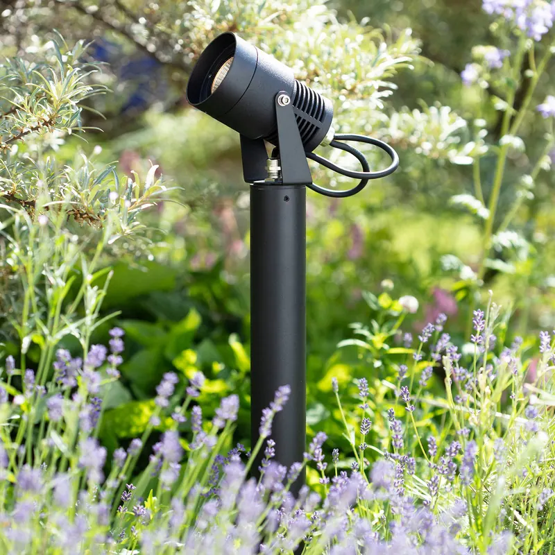 Reflektor z grotem ziemnym Garden 24 LED o mocy 6 W