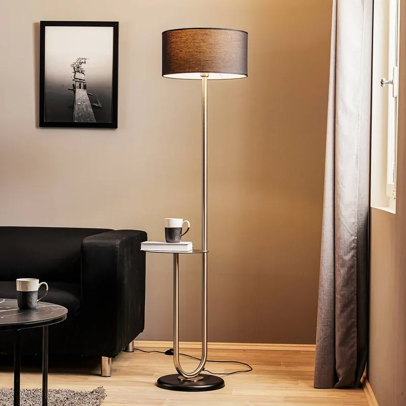 Lampa stojąca Pongo z abażurem z tkaniny i półką