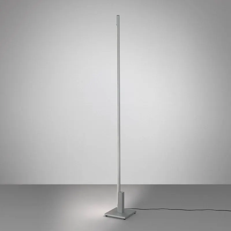 Lampa stojąca LED Quitani Talon, anodowana w kolorze naturalnym, metalowa,