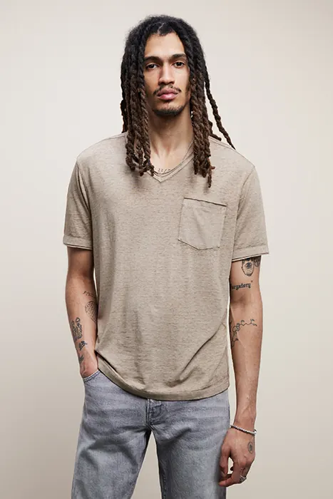 John Varvatos Davis Ss Burnout V Neck With Chest Pocke Mushroom Maat: XS | Basic T-Shirts Outlet | Heren | Bruin
