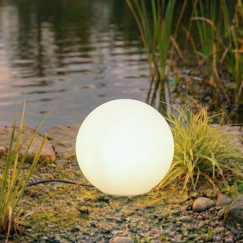 Lampa kulista Lindby Valyra, Ø 30 cm, IP54, szpikulec do ziemi