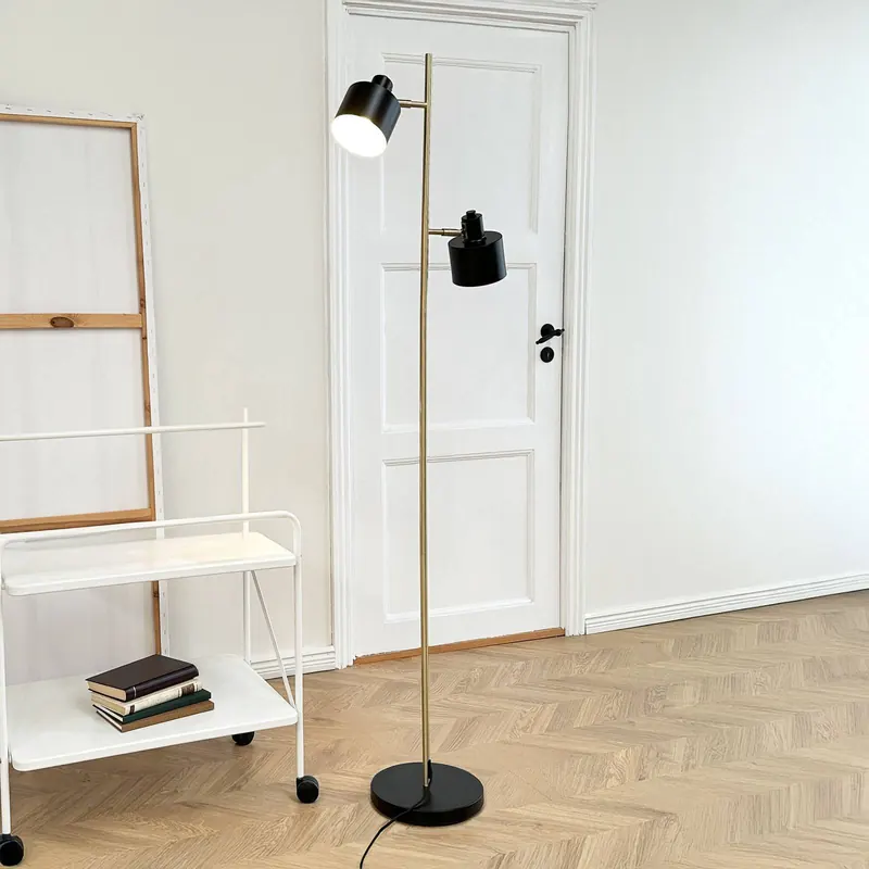 Lampa stojąca Dyberg Larsen Ocean, czarna/mosiężna, 2-punktowa.