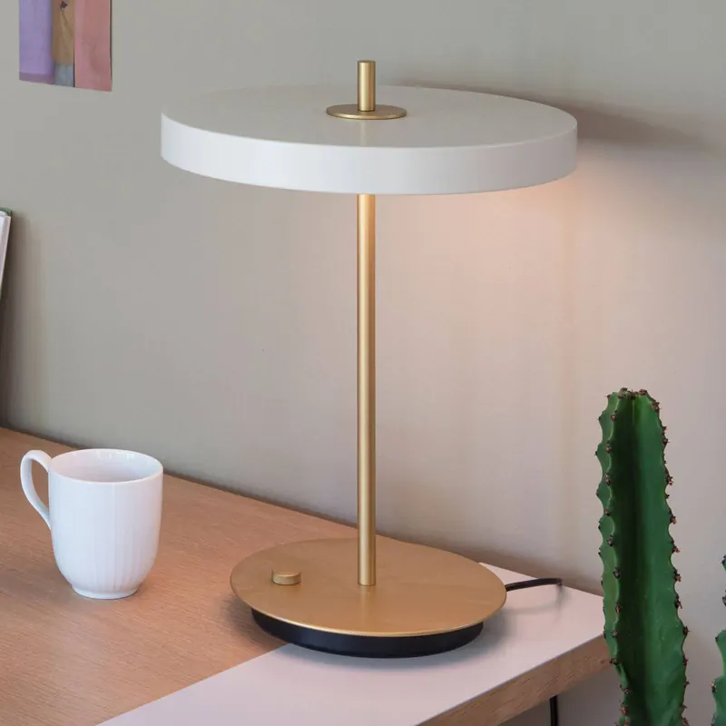 UMAGE lampa stołowa LED Asteria Table, USB, biały perłowy/mosiądz