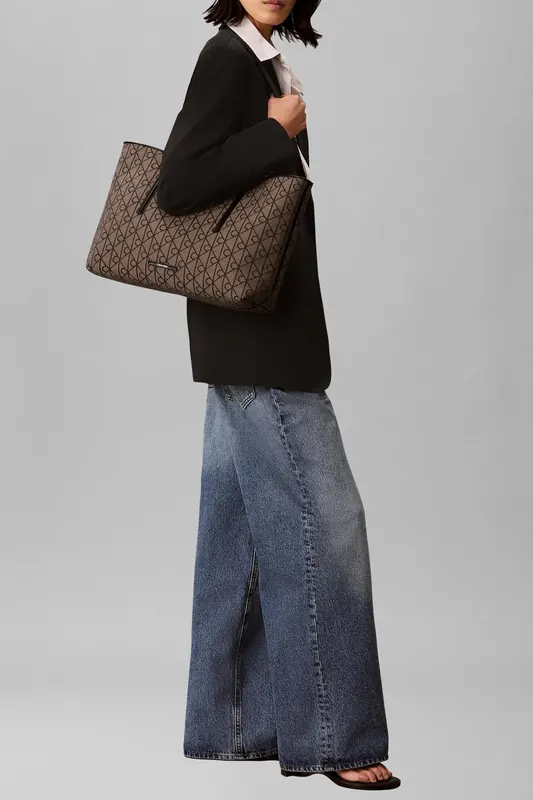 Calvin Klein Emblem Aop Jacquard Tote Lotus Beige/black Aop Jacquard Maat: OS | Handtassen Outlet | Dames | Zwart