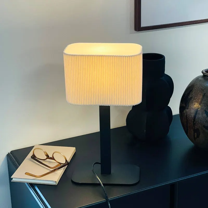 Lampa stołowa Dyberg Larsen Calix, naturalna biel, wysokość 39 cm