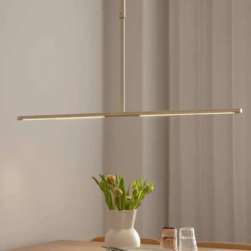 Żyrandol LED UMAGE Omni, kolor mosiężny, długość 107 cm, 2-punktowa.