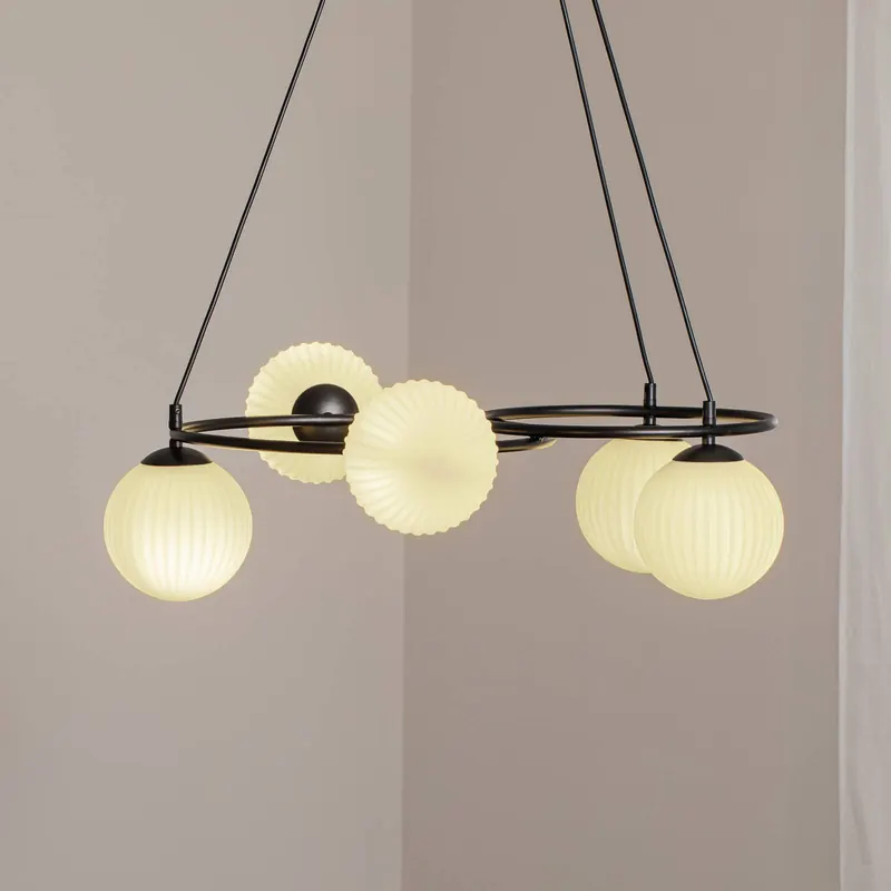 Lampa do salonu Libra, opal/czarny, Ø 70 cm, szkło, 5-punktowa.