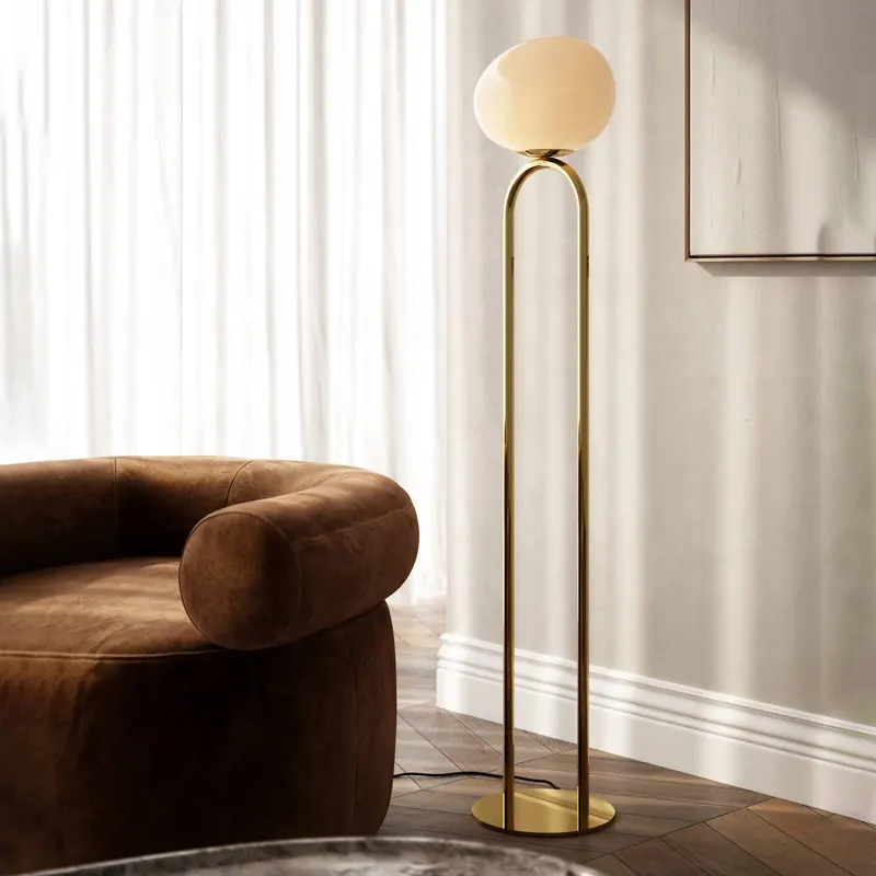 Lampa stojąca Shapes szklany klosz, biała/mosiądz