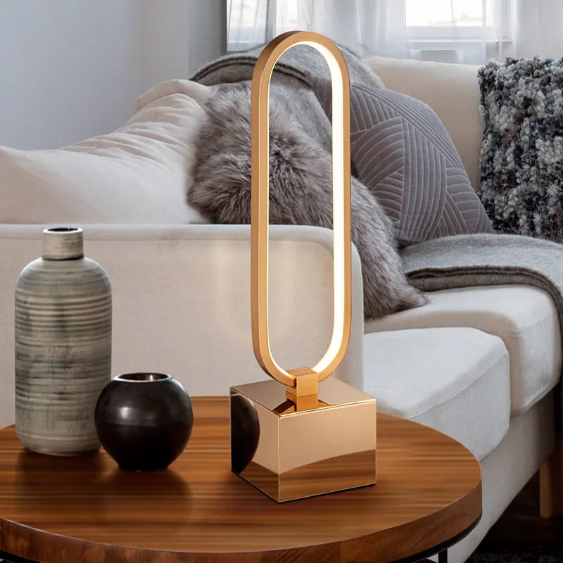 Lampa stołowa LED Colette, piękne różowe złoto
