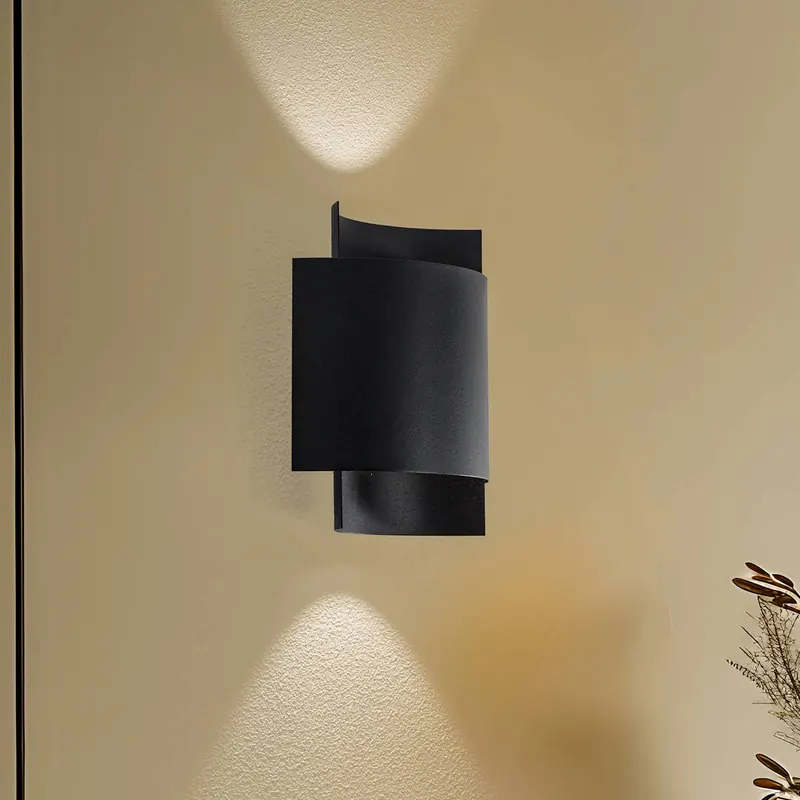 Lampa ścienna Pako wykonana z dwóch stalowych płyt w kolorze czarnym