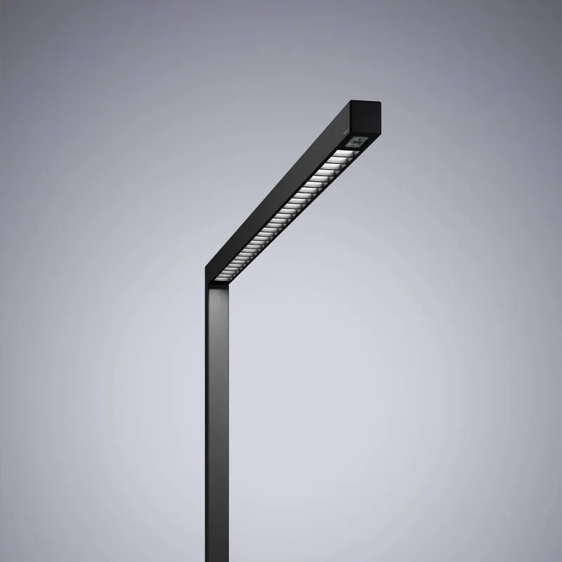 Lampa stojąca LED Straight.single, czarna, 3000 K, inteligentna, z czujnikiem
