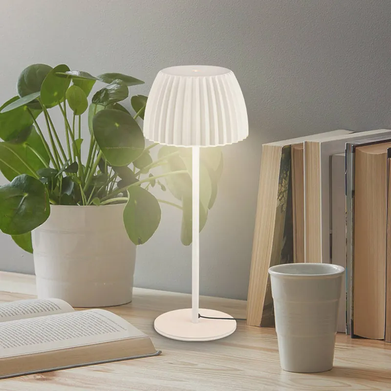 Lampa stołowa LED Loca, postarzana biel, wysokość 36 cm, metal/tworzywo sztuczne