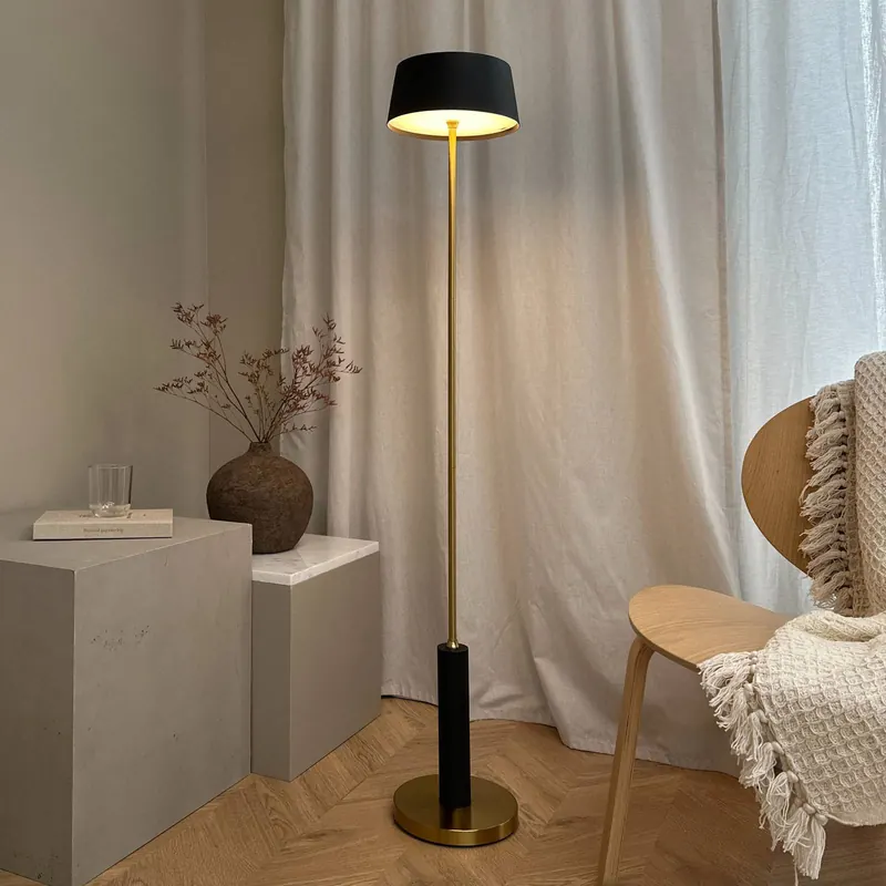 Dyberg Larsen lampa stojąca LED Yoyo, czarna, wysokość 125 cm