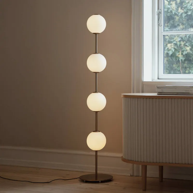 Lampa stojąca LED UMAGE Audrey, kolor mosiężny, wysokość 128 cm, 4-punktowa.