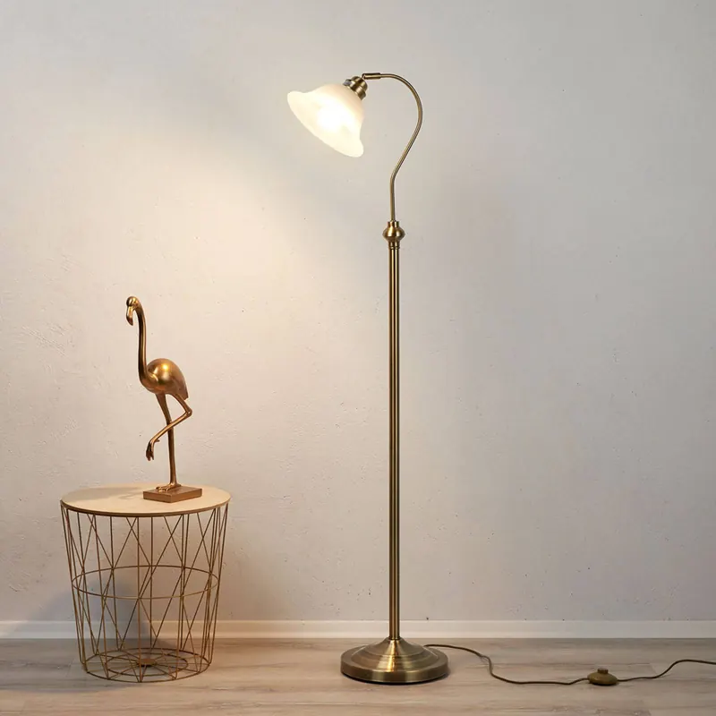 Czarująca lampa stojąca BJANE, stary mosiądz