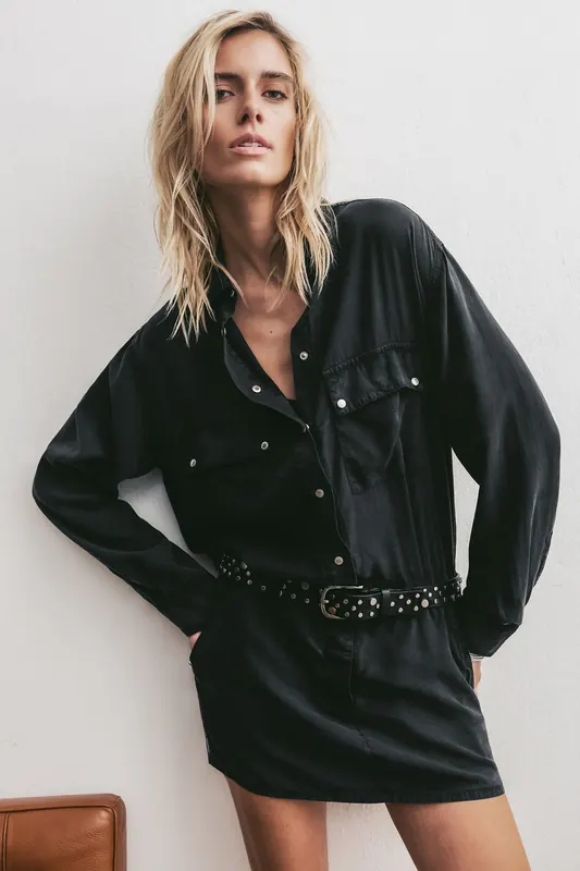 Mikuta The Dark Pocket Shirt Dress Maat: M | Blousejurken Outlet | Dames | Zwart