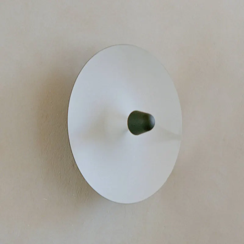 Kinkiet LED New Works „Kantarell”, czarno-biały, Ø 55 cm