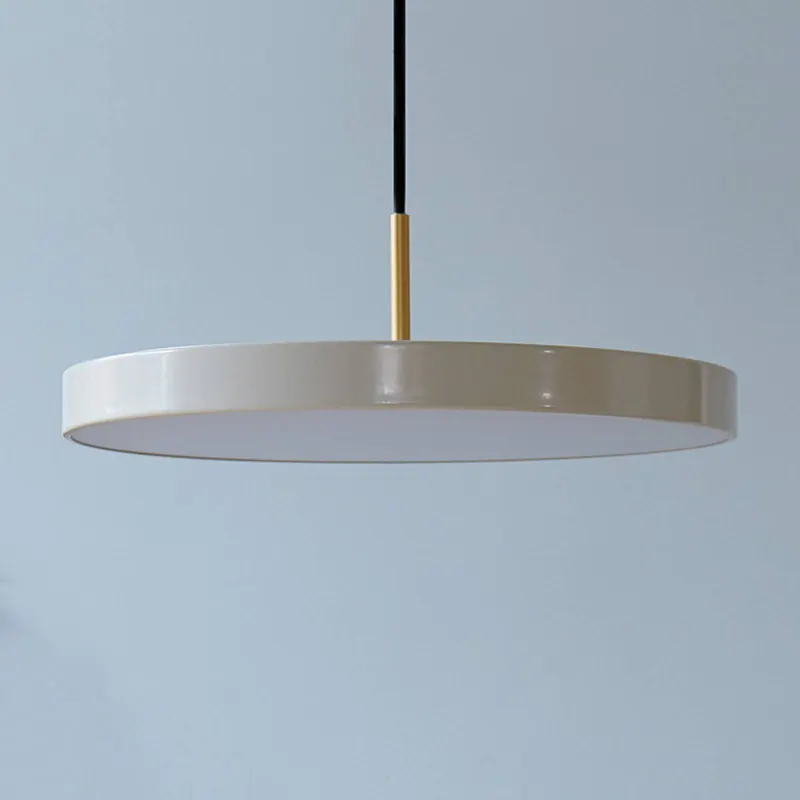 Żyrandol LED UMAGE Asteria Mini, perłowo-biała/mosiężna, Ø 31 cm