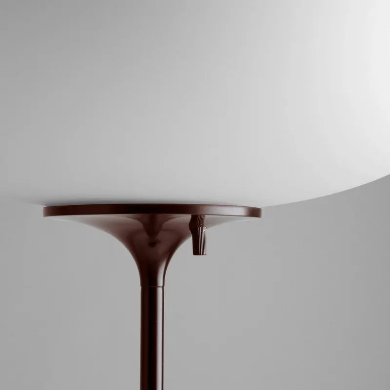 Lampa stojąca Gubi Stemlite, czarno-czerwona, wysokość 110 cm, ściemniana