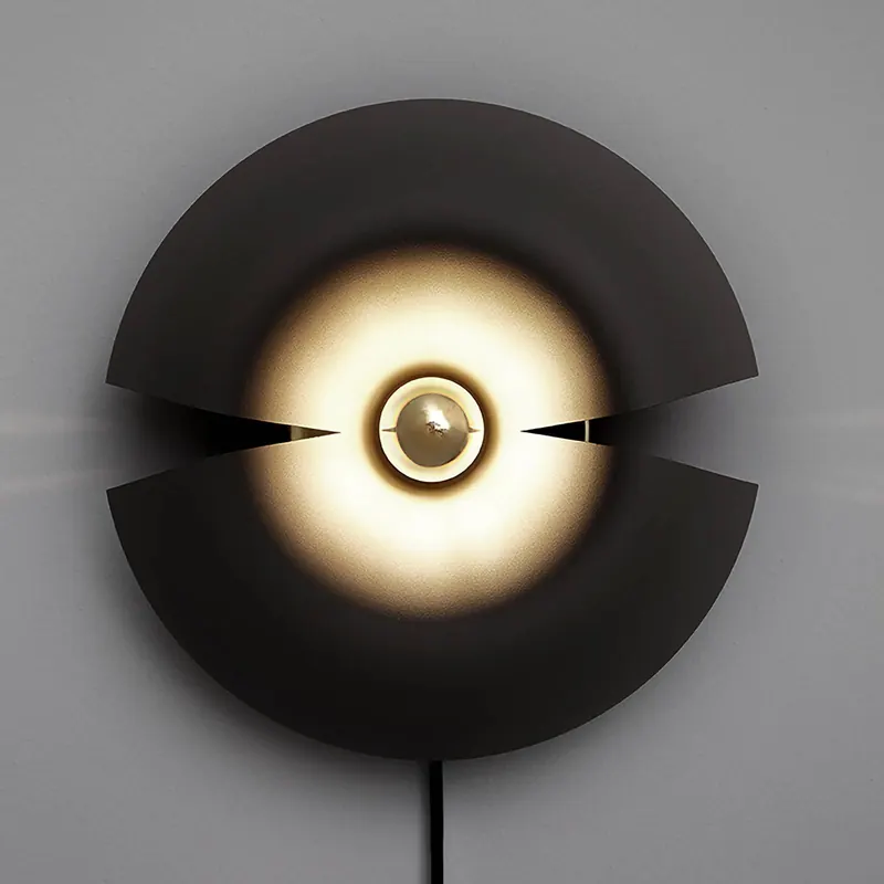 AYTM Kinkiet Cycnus, czarny, Ø 30 cm, wtyczka, aluminium, E27