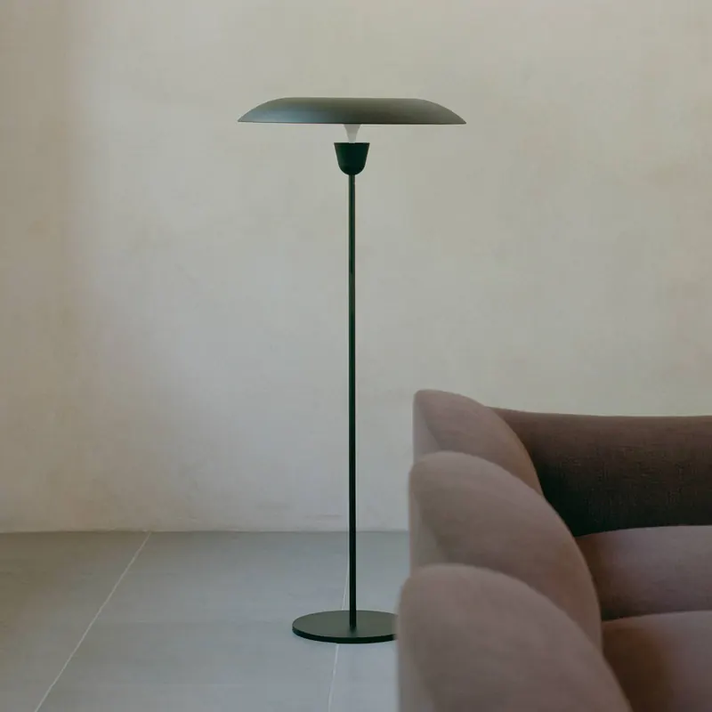 Lampa stojąca LED New Works Kantarell, czarna, ściemniana, 127 cm