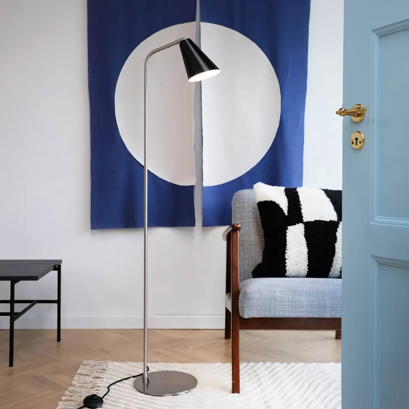 Lampa podłogowa Dyberg Larsen Oswald, czarny/stal, wysokość 135 cm