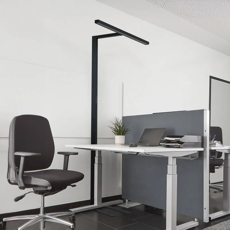 Arcchio lampa stojąca biurowa LED Jolinda, w kształcie litery T, czarna, 4000 K