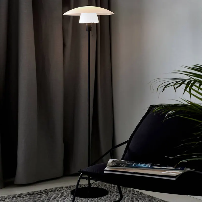 Lampa podłogowa Verona, czarna podstawa, opalowa