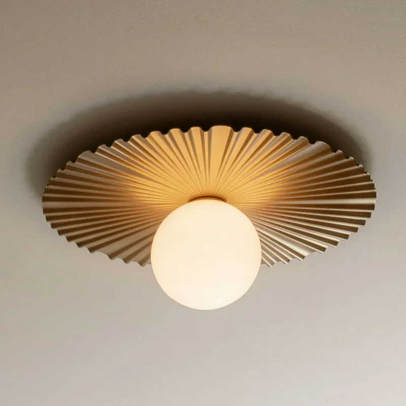 Lampa ścienna Nuura Liila Muuse, Ø 42 cm, IP44, złota/opalowa