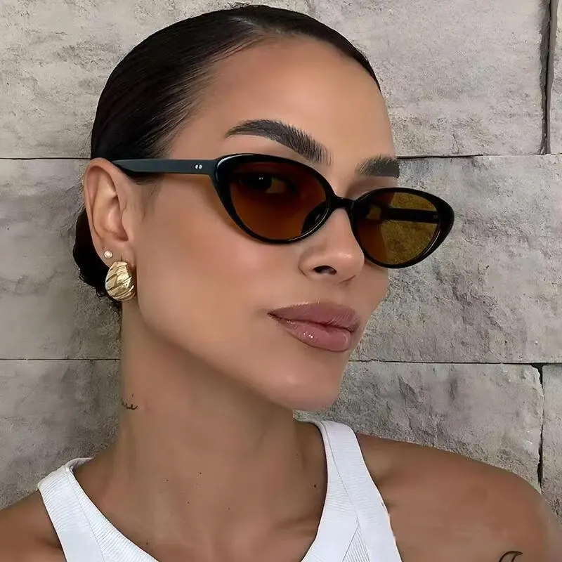 2 szt. Retro Małe Okulary Przeciwsłoneczne Kocie Oko dla Kobiet i Mężczyzn, Ozdobne Nitami, Modne Trójkątne Okulary Przeciwsłoneczne, Uroczy Styl, Wielokolorowe Okulary