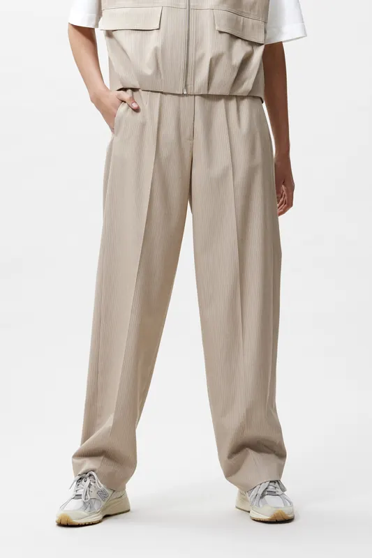 Catwalk Junkie Pinstripe Tapered Trousers Cement Maat: 36 | Pantalons Outlet | Dames | Beige