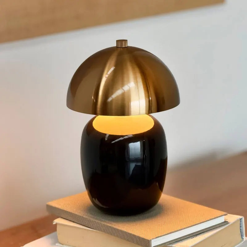Lampa stołowa LED Dyberg Larsen Manhatten, czarna/mosiężna