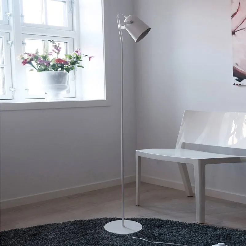 Dyberg Larsen Oslo lampa stojąca z metalu biała