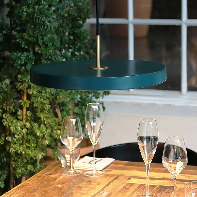 Żyrandol LED UMAGE Asteria Medium, zielona/mosiężna, Ø 43 cm