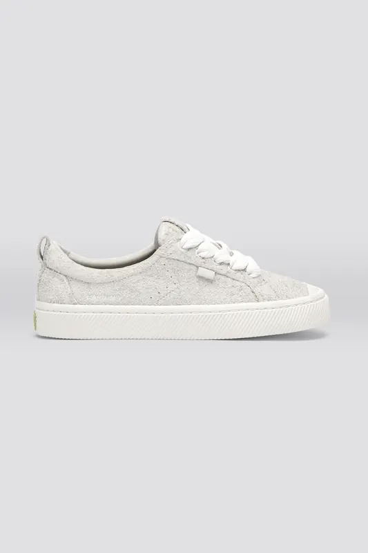 Cariuma Oca Hairy Suede Smoke White Maat: 40.5 | Sneakers Outlet | Unisex | Grijs