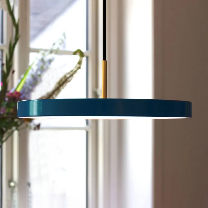 Żyrandol LED UMAGE Asteria Medium, kolor benzynowy/mosiężny, Ø 43 cm