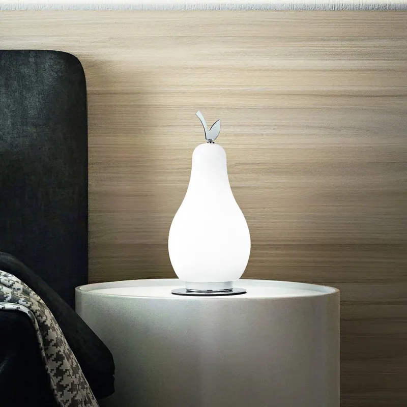 Lampa stołowa LED Wilma, mosiądz/biały, w kształcie żarówki, ściemniana