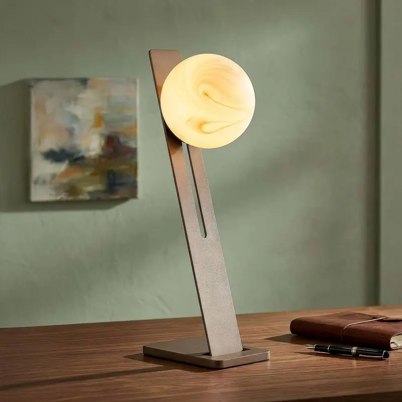 Lampa stołowa Carrara, brązowa, metalowa, ze szklaną kulą o marmurkowym wzorze