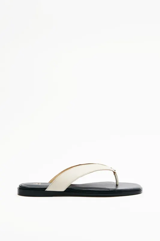 Płaskie sandały japonki Essential Fly ze skóry nappa