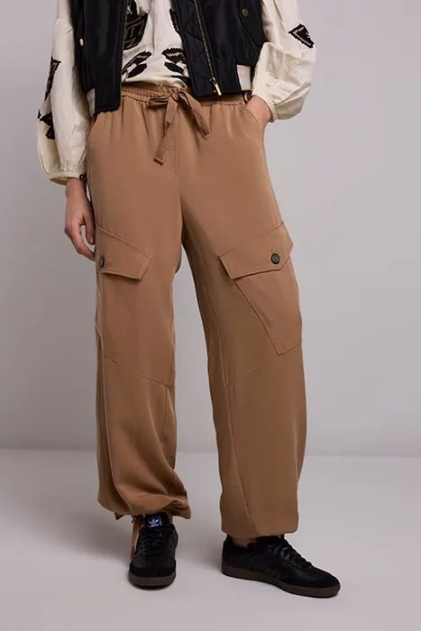 Summum Woman Cargo Trousers Lyocell Twill Desert Maat: 34 | Cargobroeken Outlet | Dames | Beige