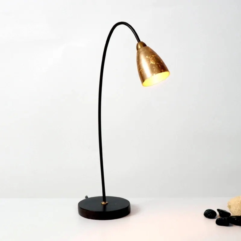 Cenna lampa stołowa Alice, klosz złoty