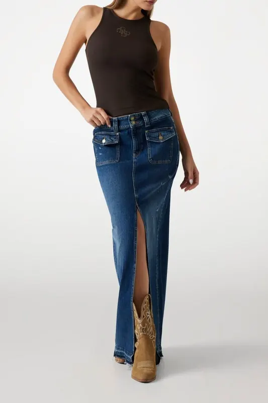 GUESS New Sl Round Nk Guen Espresso Brown Maat: M | Mouwloze Tops Outlet | Dames | Bruin