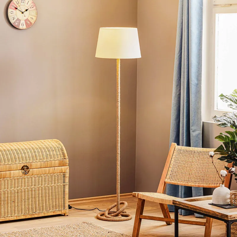 Lampa stojąca Corda z abażurem z tkaniny i grubym sznurem