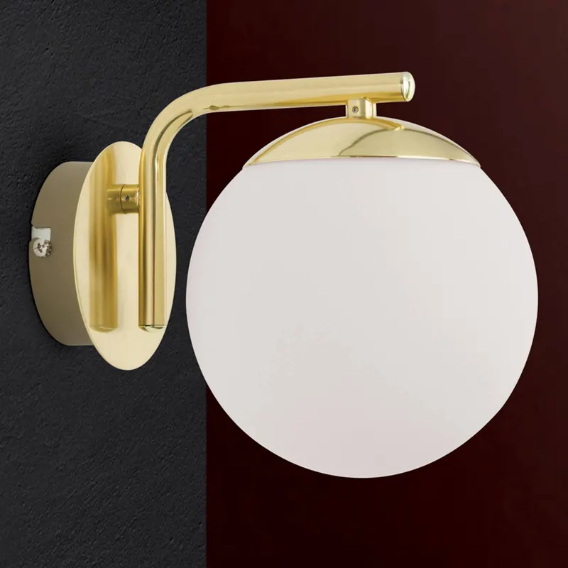 Lampa ścienna Madis szklana kula, mosiężna matowa