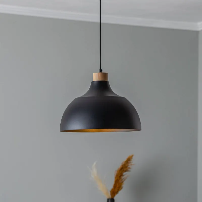 Żyrandol Envostar Kaitt, czarna, Ø 34 cm, elementy drewniane