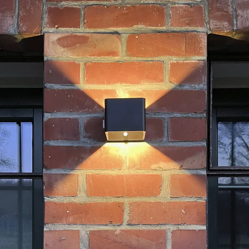 Akumulatorowy kinkiet zewnętrzny LED Iseo, czarny, szerokość 10 cm, czujnik