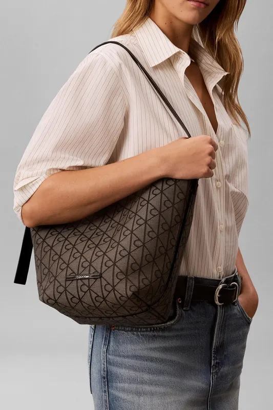 Calvin Klein Emblem All-over Print Jacquard Bag Lotus Beige/black Maat: OS | Tassen Outlet | Dames | Zwart